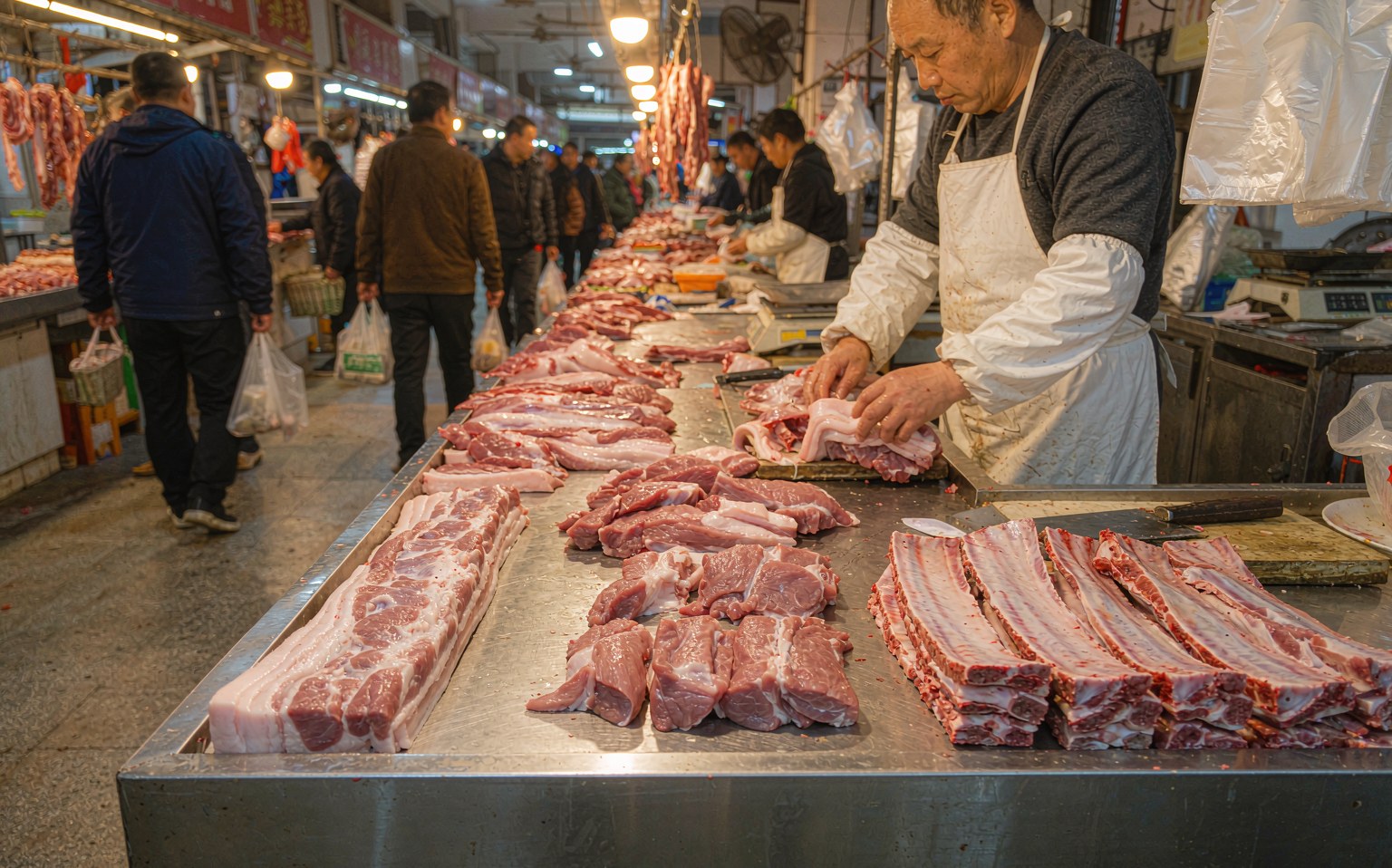 农贸市场猪肉摊位上摆放的鲜猪肉