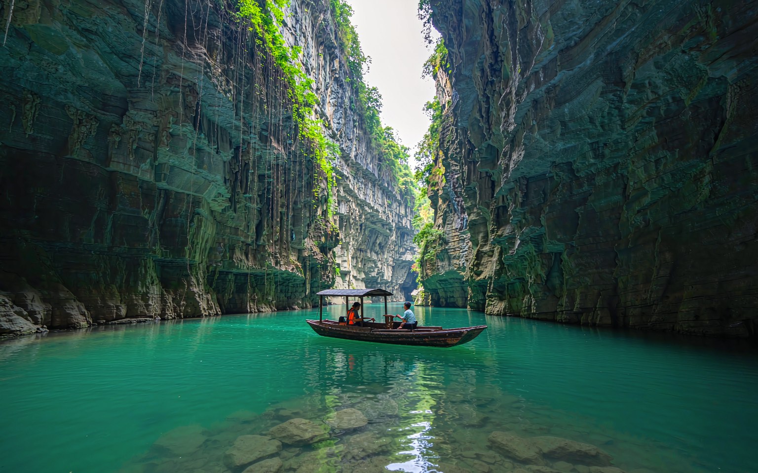 屏山峡谷碧水中的悬浮小船