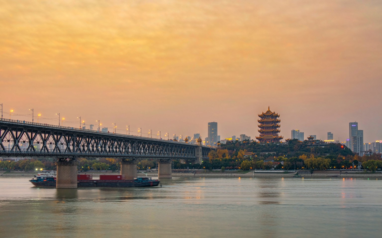 武汉长江大桥与黄鹤楼傍晚江景