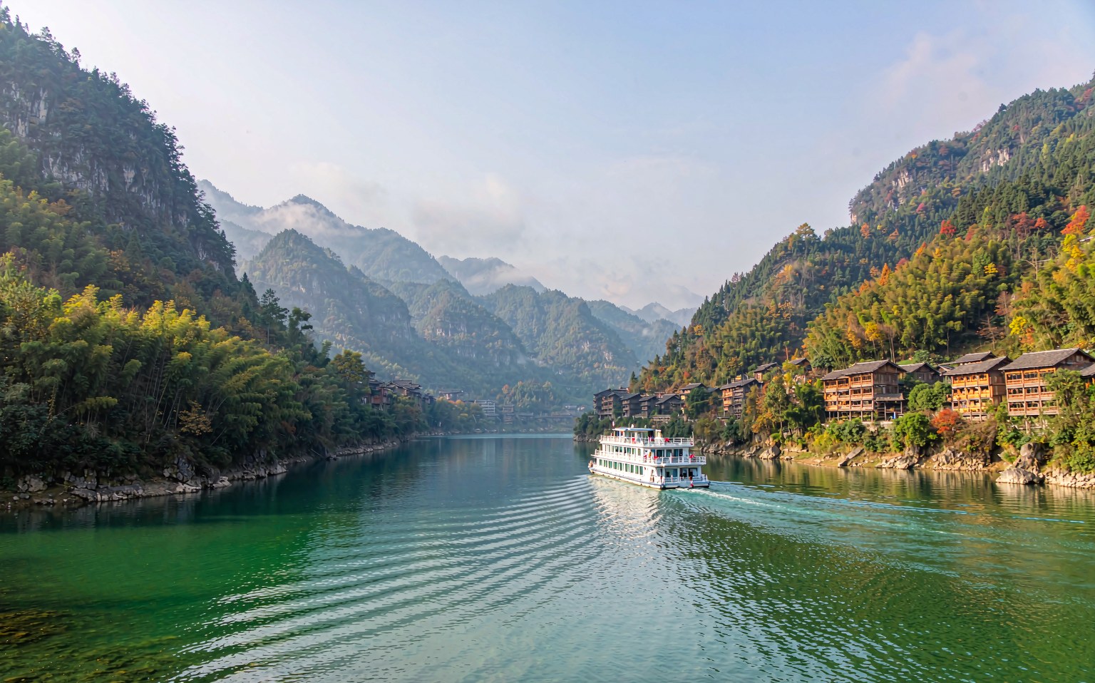 清江画廊碧绿江面上的观光游船与两岸青山