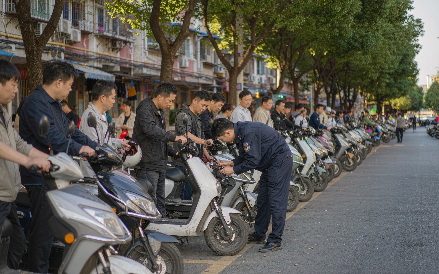 武汉电动自行车登记点工作人员查验车辆